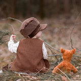 Kind sitzt draußen mit Schlenker Kuscheltier Fuchs von Senger Naturwelt