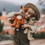 Kind hält Schlenker Kuscheltier Fuchs von Senger Naturwelt in der Hand