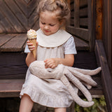 Kind sitzt draußen auf Treppe mit kleinem Oktopus von Senger Naturwelt