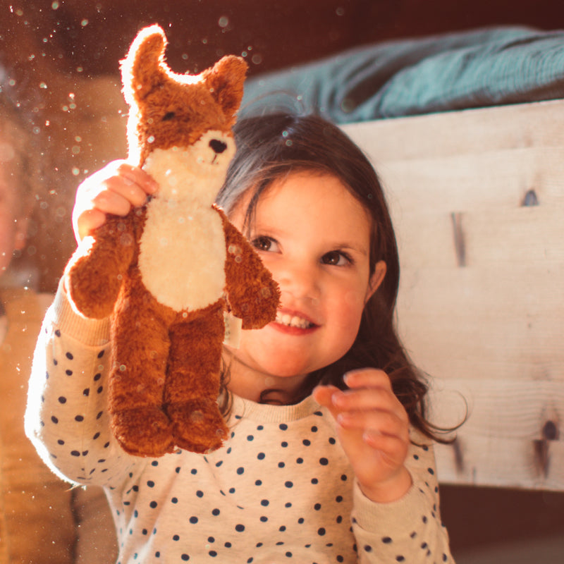 Kind mit Baby Fuchs Schlenker Kuscheltier von Senger Naturwelt