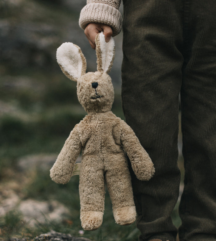 Hand hält Schlenker Kuscheltier Hase klein beige von Senger Naturwelt