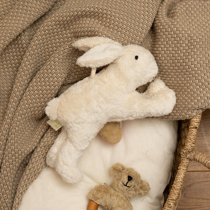 Spieluhr Hase von Senger Naturwelt liegt auf Bett