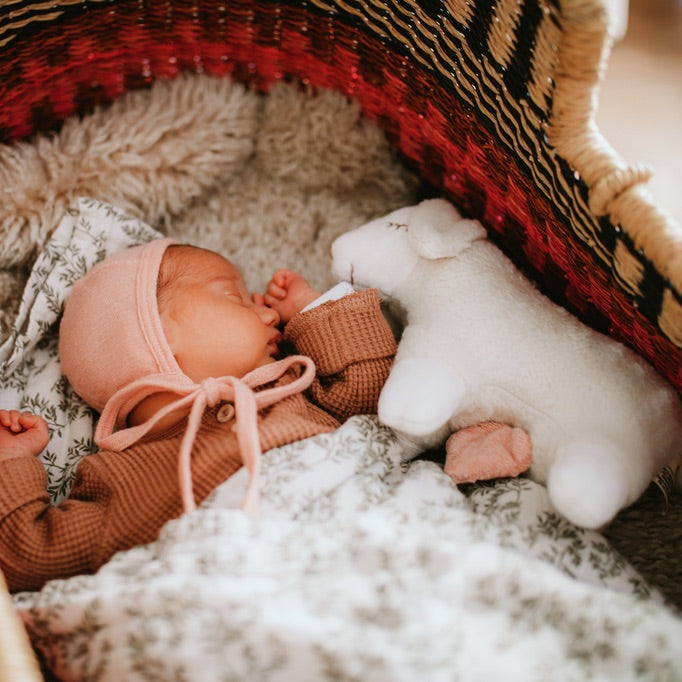 Baby mit Spieluhr Schaf von Senger Naturwelt