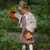 Kind mit Senger Naturwelt Wärmekissen Eichel beim Spielen im Wald