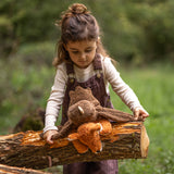 Kind spielt mit Senger Naturwelt Waldeule und Eichhörnchen im Wald