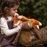 Kind mit Senger Naturwelt Waldeule und Fuchs beim Spielen im Wald
