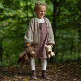 Kind mit Senger Naturwelt Wildschwein und Frischling bei einem Spaziergang im Wald