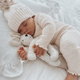 Baby mit weißem Baby-Hasen von Senger Naturwelt