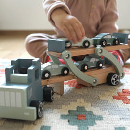 Kind spielt mit Autotransporter Chicago von small foot