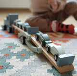 Kind spielt mit Autotransporter Chicago von small foot