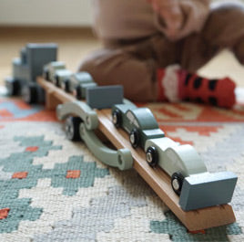 Kind spielt mit Autotransporter Chicago von small foot