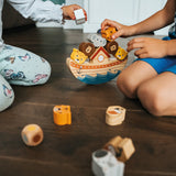 Kinder spielen mit Balancierspiel Arche Safari von small foot