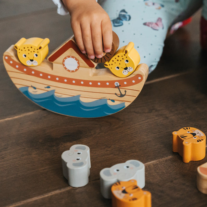 Kind am Spielen mit Balancierspiel Arche Safari von small foot