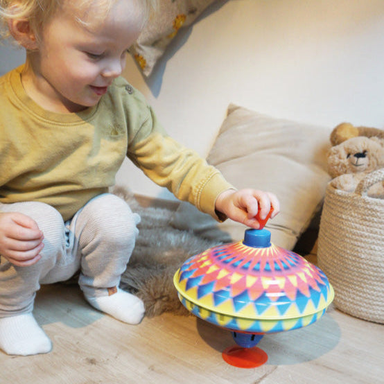 Kind spielt mit Brummkreisel Kunterbunt von small foot