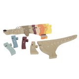 Zerlegtes Holz-Buchstabenpuzzle in Form eines bunten Hundes von small foot