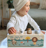 Kind spielt mit Drückspiel Tierlaute "Safari" von small foot