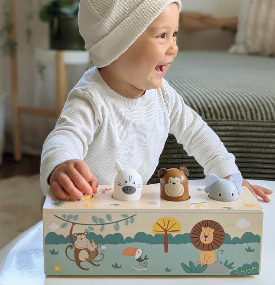 Kind spielt mit Drückspiel Tierlaute "Safari" von small foot