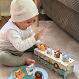 Kind am Spielen mit Drückspiel Tierlaute "Safari" von small foot