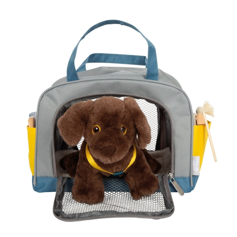 Hund mit Tasche und Pflege-Set von small foot in Frontalansicht