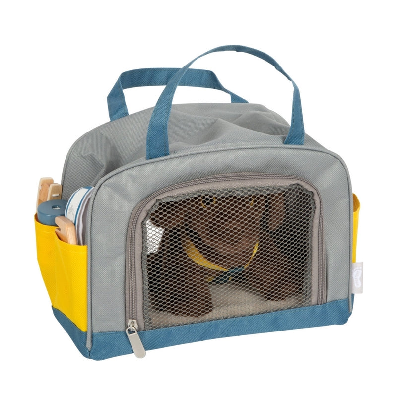 Hund in geschlossener Tasche und Pflege-Set von small foot