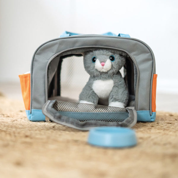 Katze mit Tasche und Pflege-Set von small foot auf Teppich stehend