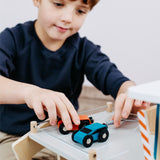 Kind am Spielen mit Parkaus Rallye von small foot