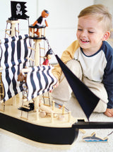 Kind mit Piratenschiff aus Holz von small foot