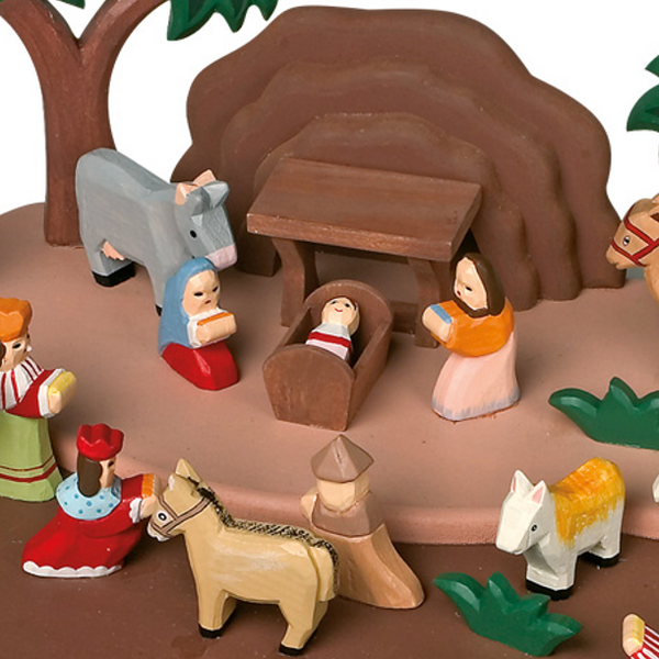 Ausschnitt von Holz-Weihnachtskrippe von small foot mit vielen Tieren und Figuren