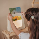 Kind wechselt die Silhouette in der Toverlux Lampe