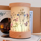 Beleuchtete Toverlux Laterne mit Lampenschirm Gepresste Gartenblüten von Wilder & Wren – zarte rosa und blaue Wiesenblumen im warmen Licht