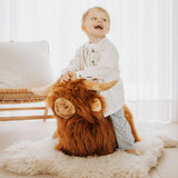 Kind auf Wild & Soft Bouncy Highland Cow