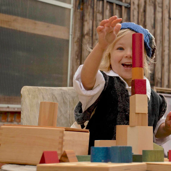 Kind am Spielen mit Sortierbox von Wooden Story