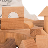 Ausschnitt von 100 Bauklötzen aus Naturholz in Naturfarben in Baumwollsack von Wooden Story