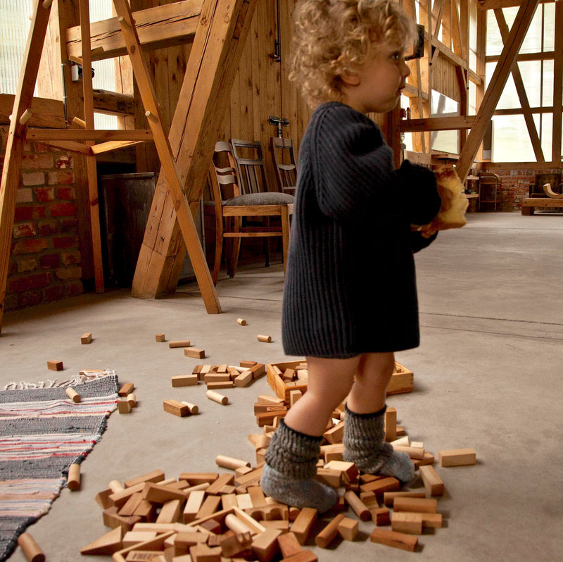 Kind mit XL Holz-Bauklötzen von Wooden Story