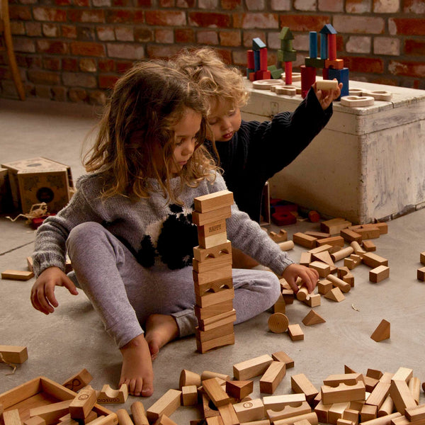 Kinder am Spielen mit XL Holz-Bauklötzen von Wooden Story