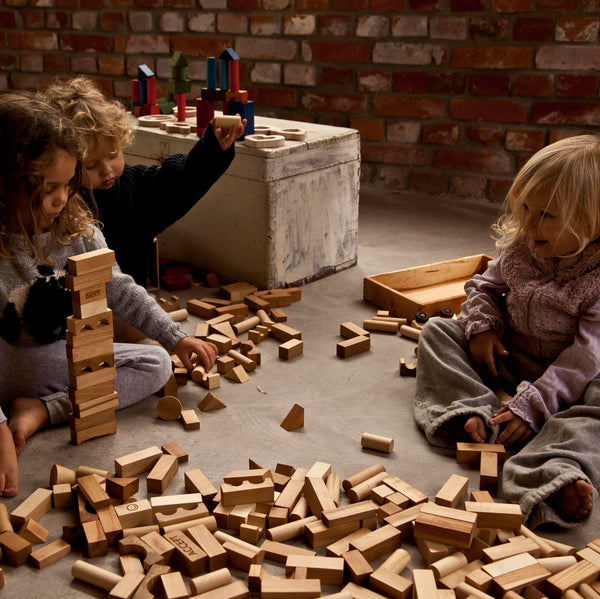 Kinder spielen mit Bauklötzen aus Naturholz von Wooden Story