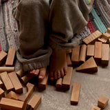 Kind mit 63 XL Holz-Bauklötzen von Wooden Story in Naturfarben