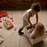Kinder am Spielen mit Holz-Bauklötzen von Wooden Story