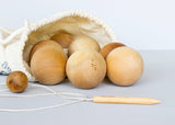 Nahaufnahme von Kugeln von Boule Spiel aus FSC-zertifiziertem Massivholz von Wooden Story