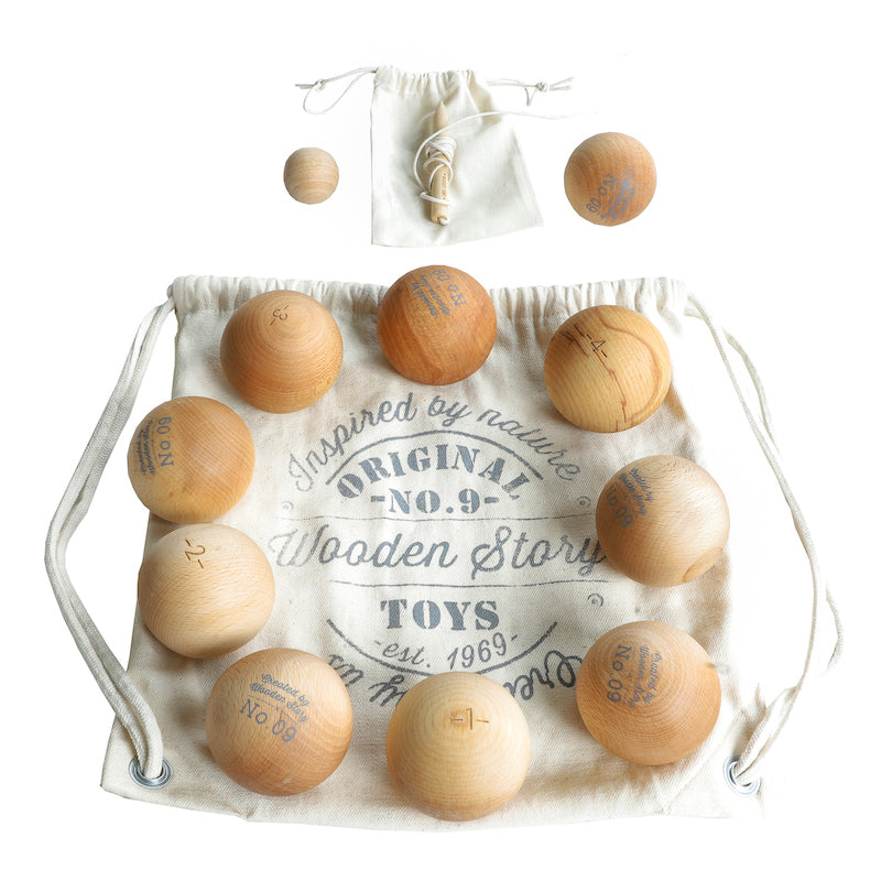 Boule Kugeln aus FSC-zertifiziertem Massivholz von Wooden Story auf Baumwollbeutel liegend
