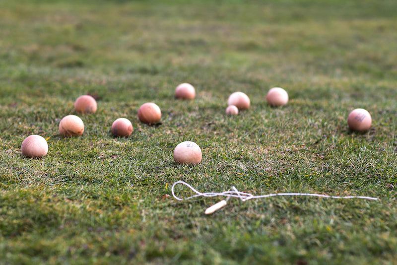 Boule Spiel aus FSC-zertifiziertem Massivholz von Wooden Story auf Wiese