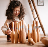 Kind am Spielen mit Wooden Story Bowling Set Vintage Natur