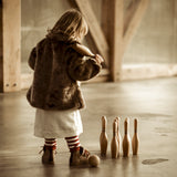Wooden Story Bowling Set_Vintage Nature_Kind stellt Kegel auf