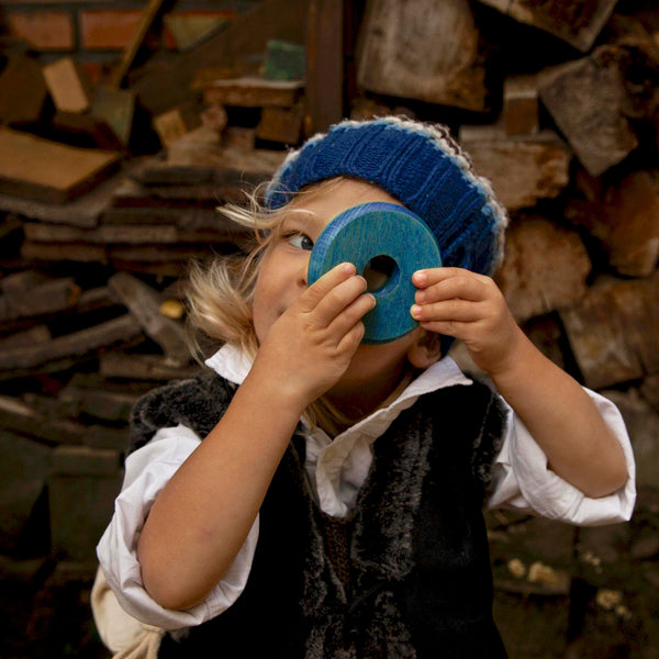 Kind mit blauer Scheibe von Holz Stapelturm von Wooden Story 