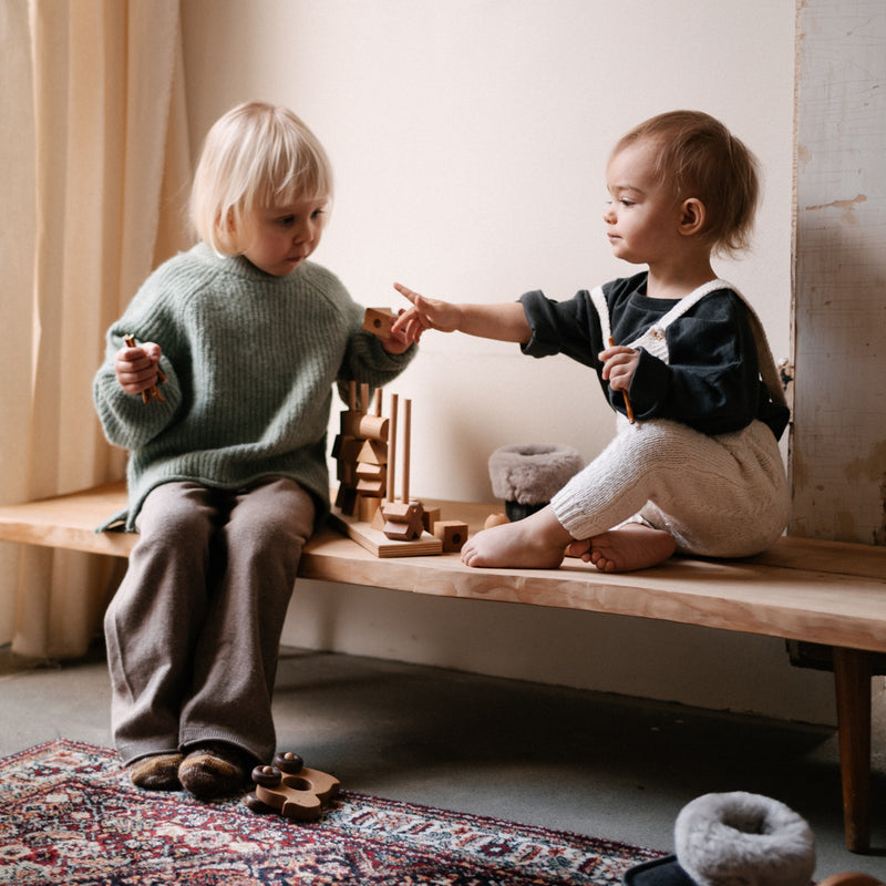 Kinder am Spielen mit 26-teiligem Steckspiel aus Naturholz von Wooden Story 