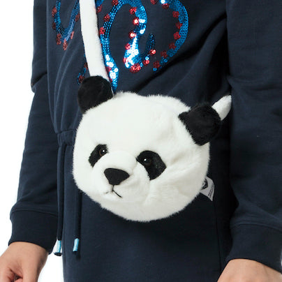 Umhängetasche Panda für Kinder aus Kuschel-Plüsch von Wild & Soft_Ausschnitt Kind mit Tasche