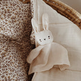 Schmusetuch "Hase" aus Bio-Baumwolle von Main Sauvage_weiß_Schmusetuch im Bett