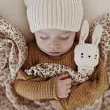 Schmusetuch "Hase" aus Bio-Baumwolle von Main Sauvage_weiß_Schmusetuch mit Baby