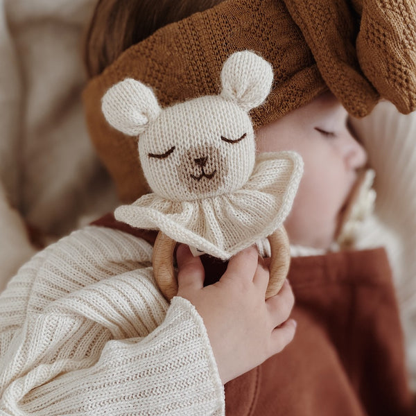 Beißring mit Rassel aus Alpakawolle "Eisbär" von Main Sauvage_Detailansicht mit Baby