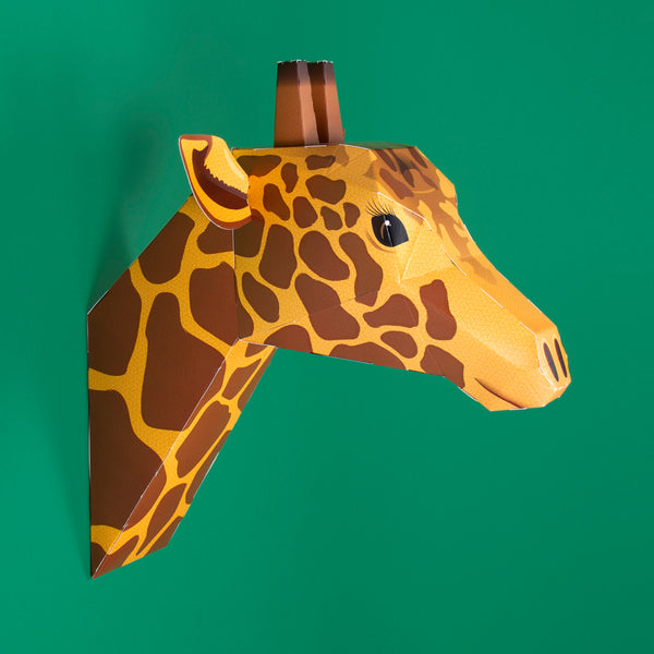 Giraffenkopf von Clockwork Soldier_Bastelset und Wanddeko_Giraffe an Wand